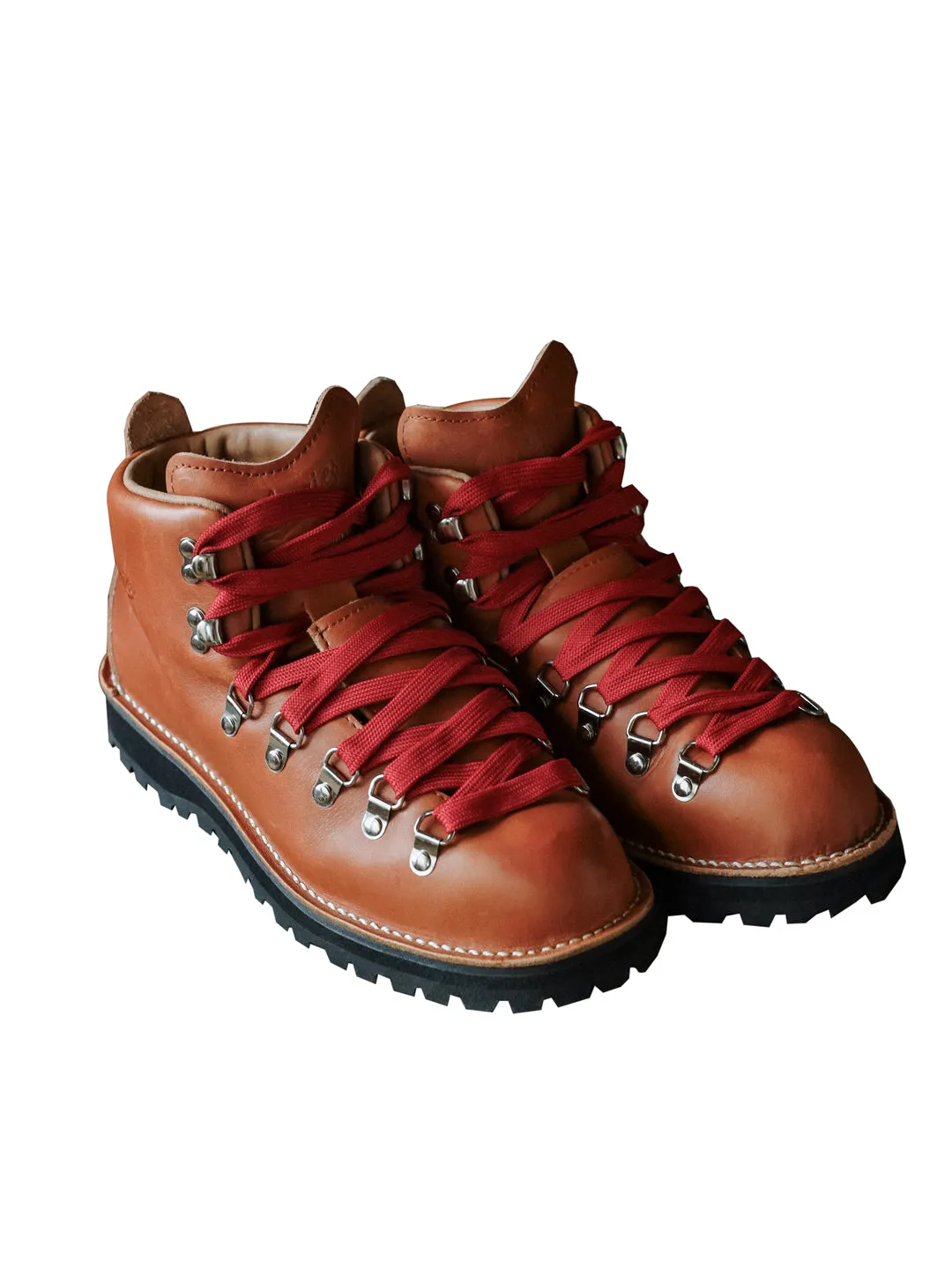 MOUNTAIN HIKING BOOTS